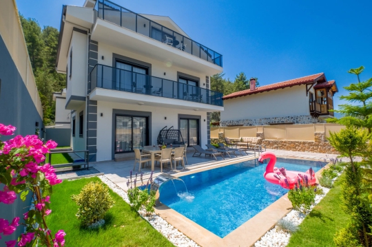 Villa Petra'nın özel havuzu, korunaklı bahçesi ve ferah yaşam alanıyla aileler ve balayı çiftleri için ideal villa tatili sunmaktadır.