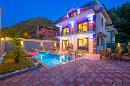 Fethiye Villa Petra'nın özel havuzu, geniş bahçesi ve modern tasarımıyla huzurlu villa tatili sunan dış yaşam alanı.