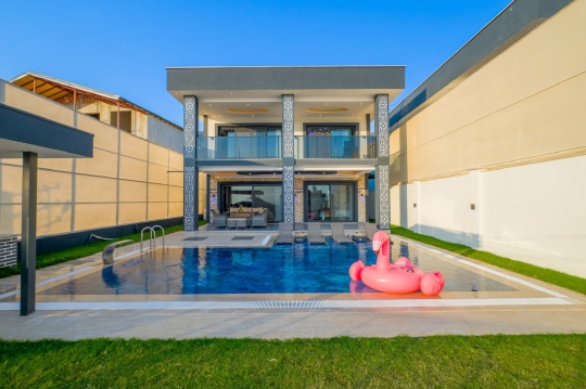 Modern tasarımı ve geniş havuz alanıyla Villa Kai, Fethiye Karaçulha'da ayrıcalıklı ve konforlu bir villa kiralama deneyimi sunmaktadır.