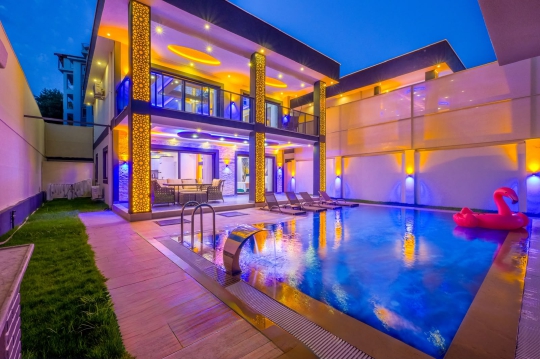Gece aydınlatmalarıyla dikkat çeken Villa Kai, özel havuzu ve şık mimarisiyle Fethiye Karaçulha'da unutulmaz bir tatil deneyimi yaşatmaktadır.