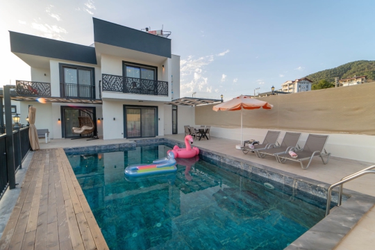 Villa Holly'nin geniş özel yüzme havuzu ve ferah bahçe alanı, aileler ve arkadaş grupları için konforlu bir konaklama imkânı sağlar.