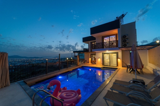 Akşam saatlerinde eşsiz atmosferiyle öne çıkan Villa Holly, muhafazakar yapısı ve özel havuzuyla huzurlu bir tatil sunmaktadır.