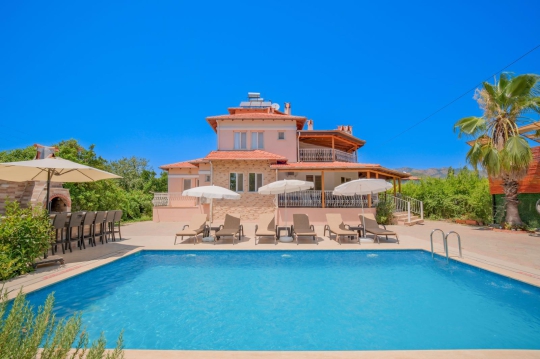 Villa Anatoryum'un taş mimarisi, geniş havuz terası ve doğayla iç içe atmosferi, aile tatilleri için benzersiz bir konaklama deneyimi sunmaktadır.Villa Anatoryum'un taş mimarisi, geniş havuz terası ve doğayla iç içe atmosferi, aile tatilleri için benzersiz bir konaklama deneyimi sunmaktadır.