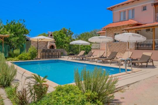Villa Anatoryum'un geniş havuz alanı ve bakımlı bahçesi, doğa içerisinde sakin ve konforlu bir tatil imkânı sunmaktadır.