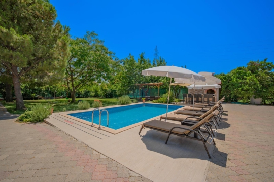 Özel yüzme havuzu ve güneşlenme alanıyla öne çıkan Villa Anatoryum, Fethiye Karapınar'da huzurlu bir villa tatili geçirmek isteyen misafirlerini bekliyor.