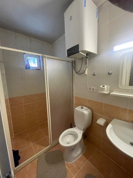 Modern duş alanına sahip ortak banyo, Novi Hisarönü Daire'de konforlu ve hijyenik bir konaklama deneyimi sunmaktadır.