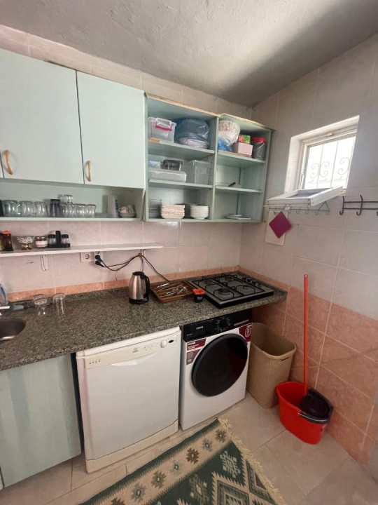 Novi Hisarönü Daire'nin kullanışlı mutfağı, tatiliniz boyunca ihtiyaç duyabileceğiniz tüm temel mutfak ekipmanlarıyla konforlu bir konaklama sağlamaktadır.