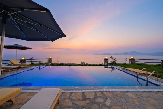 Gün batımında eşsiz renklerle buluşan Villa King'in özel yüzme havuzu, Fethiye Faralya'da huzurlu bir villa tatili sunmaktadır.