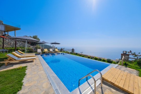 Villa King'in geniş havuz terası ve panoramik deniz manzarası, doğayla iç içe konforlu bir konaklama deneyimi yaşatmaktadır.