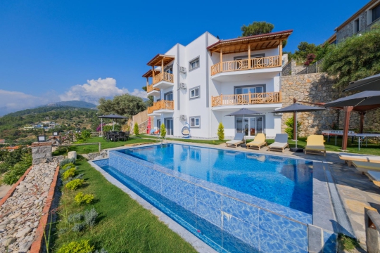 Deniz manzarasına karşı konumlanan Villa King, geniş özel havuzu ve ferah bahçesiyle kalabalık aileler ve arkadaş grupları için idealdir.
