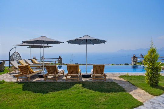 Villa King'in sonsuzluk hissi veren özel havuzu ve Akdeniz manzarası, Fethiye'de unutulmaz bir tatil deneyimi sunmaktadır.