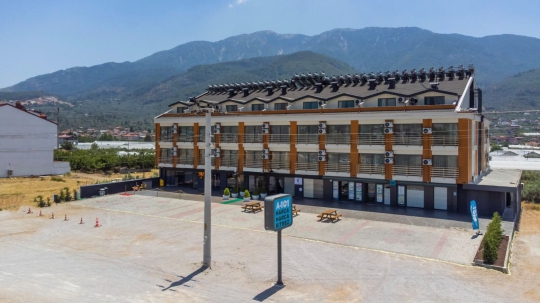 Vera Apart 1+1'in Fethiye Esenköy'deki modern apart binası, merkezi konumu ve konforlu konaklama imkânıyla misafirlerini ağırlamaktadır.