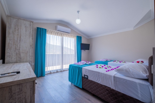 Modern mobilyaları ve ferah odalarıyla Vera Apart 2+1, Fethiye'de ekonomik ve konforlu apart konaklaması arayan misafirler için ideal bir seçenektir.