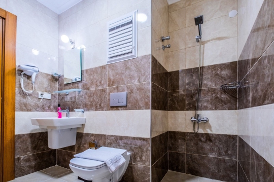 Vera Apart 2+1'in modern banyosu, kullanışlı tasarımı ve temiz yaşam alanlarıyla Fethiye Esenköy'de konforlu bir tatil deneyimini tamamlamaktadır.
