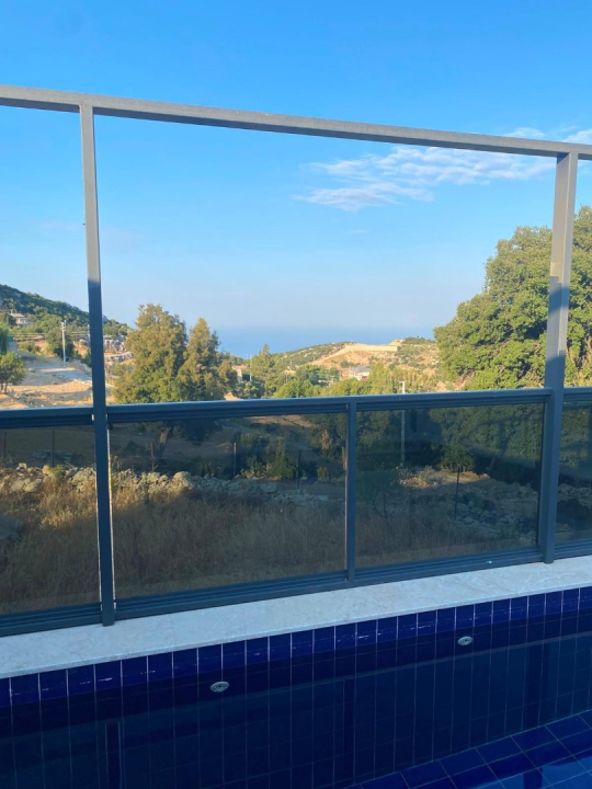 Villa Tarla'nın balkonundan görülen yemyeşil doğa manzarası, Fethiye'de huzurlu bir villa tatili geçirmek isteyenlere eşsiz bir atmosfer sunmaktadır.