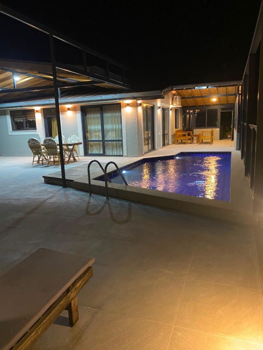Villa Tarla'nın modern tasarımı ve özel yüzme havuzu, Fethiye Karaağaç'ta konforlu ve sakin bir tatil arayan misafirler için idealdir.