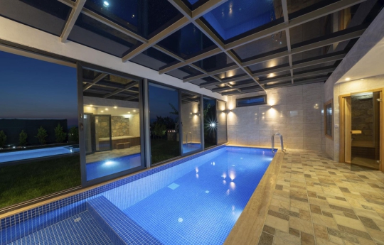 Villa La Sierre 1'nin ısıtmalı kapalı havuzu ile sauna bölümünü bir araya getiren lüks spa alanı, Ovacık Ölüdeniz'de dört mevsim tatil keyfi sunuyor.
