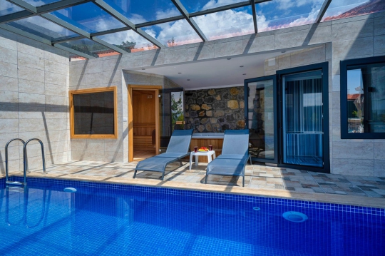 Villa La Sierre 2'nin Ovacık Ölüdeniz'deki geniş özel havuzu, güneşlenme alanları ve doğa manzarasıyla huzurlu villa tatili.