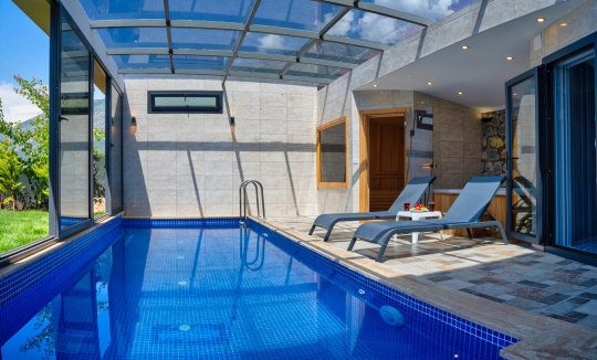 Fethiye Ovacık Ölüdeniz'de bulunan Villa La Sierre 1'nin ısıtmalı kapalı havuzu, sauna ve hamam alanıyla dört mevsim konforlu konaklama.