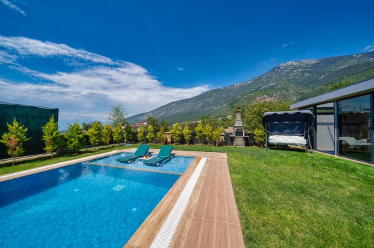 Fethiye Ovacık Ölüdeniz'de yer alan Villa La Sierre 1'nin yemyeşil bahçesi, özel havuzu ve dağ manzarası eşliğinde huzurlu atmosferi.