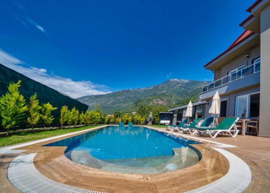 Villa La Sierre 1'nin özel yüzme havuzu ve çocuk havuzu ile Ovacık Ölüdeniz'de ailelere uygun güvenli tatil imkânı.