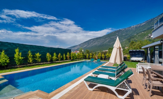 Villa La Sierre 2'nin ısıtmalı kapalı havuzu ile sauna bölümünü bir araya getiren lüks spa alanı, Ovacık Ölüdeniz'de dört mevsim tatil keyfi sunuyor.