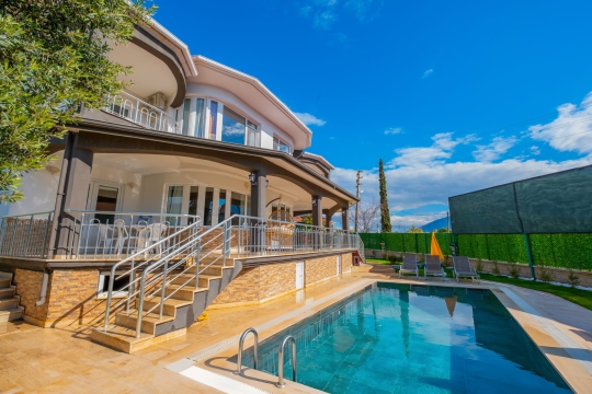 Fethiye Karaçulha’da bulunan Villa Şiraz’ın özel yüzme havuzu, geniş terası ve ferah dış yaşam alanından görünüm.