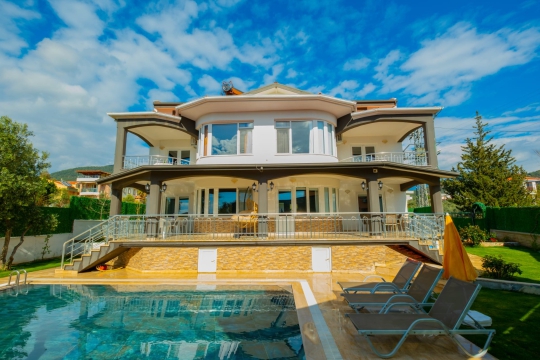 Fethiye Karaçulha Villa Şiraz’ın özel havuzlu dış cephesi, geniş bahçesi ve 4+1 konforlu villa yapısıyla keyifli bir tatil ortamı sunuyor.
