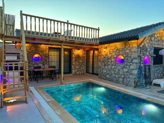 Villa Soho’nun korunaklı özel havuz alanı ve geleneksel taş mimarisi, Fethiye Kayaköy’de doğayla iç içe konforlu bir tatil sunuyor.