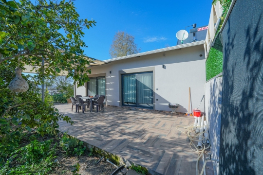 Saklıkent Tatil Evi 2 dış cephe görünümü. Doğa içerisinde yer alan geniş bahçeli 2+1 tatil evi, aileler için ideal konaklama seçeneği.