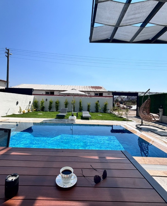 Fethiye Karaçulha'da yer alan Villa Ruby 2'nin özel havuzu ve modern bahçe düzeniyle ailelere uygun yaşam alanı.