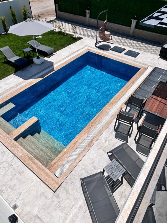 Lüks tasarımlı Villa Ruby 2, özel havuzu ve ferah bahçesiyle balayı çiftleri ve aileler için ideal konaklama sunuyor.
