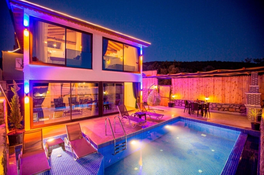 Villa Zois’in modern dış cephesi, özel havuzu ve geniş bahçesiyle balayı çiftleri ve aileler için konforlu villa deneyimi.