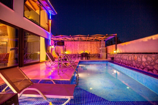 Kalkan Patara Villa Zois’in özel yüzme havuzu, geniş havuz terası ve modern dış yaşam alanlarıyla huzurlu tatil görünümü.