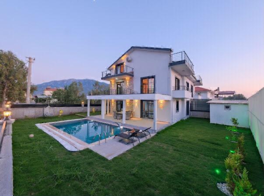 Villa Azra 2 özel yüzme havuzu ve geniş bahçesiyle aile ve kalabalık gruplara uygun lüks Fethiye villası.