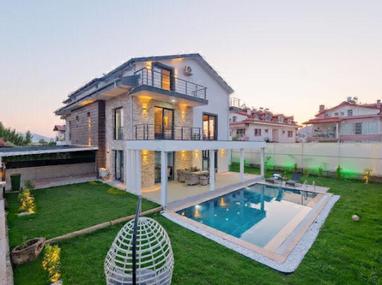Villa Azra Fethiye Çamköy özel havuzlu lüks villa, geniş bahçe ve modern mimari görünümü