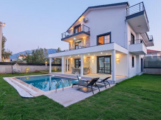 Villa Azra Fethiye Çamköy’de jakuzili, saunalı ve özel havuzlu 4+1 lüks villa görünümü