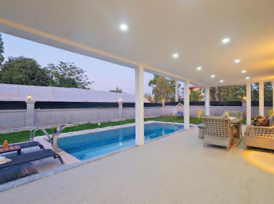 Villa Azra özel yüzme havuzu ve geniş havuz terası, Fethiye Çamköy kiralık villa