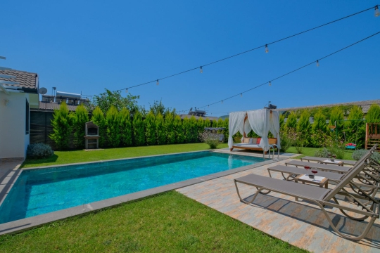 Villa Lizbon’un geniş özel havuzu ve yeşil bahçe alanı; Fethiye Patlangıç’ta korunaklı havuzlu 2+1 villa.