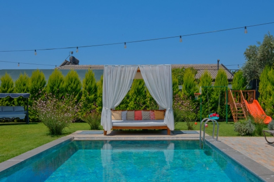 Villa Lizbon’un özel havuzundaki şık çardak ve dinlenme alanı; Fethiye Patlangıç’ta konforlu ve huzurlu villa tatili.
