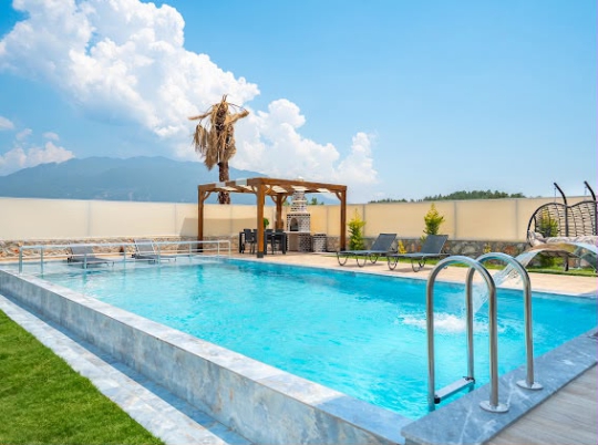 Villa Duru’nun özel yüzme havuzu, güneşlenme alanı ve doğa manzarası eşliğinde Seydikemer’de sakin ve keyifli bir tatil deneyimi sunuyor.