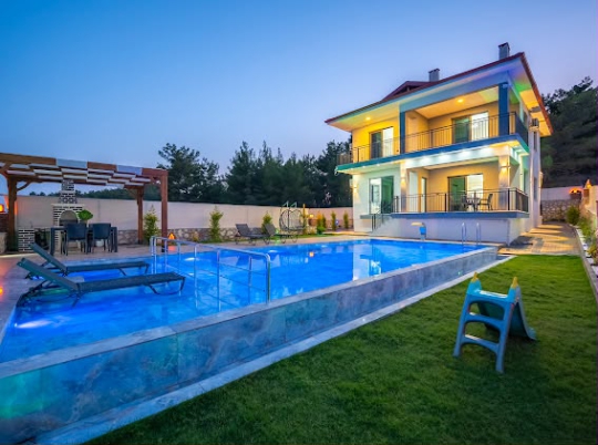 Seydikemer’de özel havuzlu Villa Duru, geniş yüzme havuzu, bahçesi ve ferah dış alanlarıyla kalabalık aile ve arkadaş gruplarına hitap ediyor.