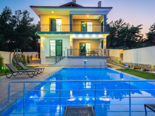 Villa Duru’nun özel havuzlu dış cephesi, geniş balkonları ve modern mimarisiyle Seydikemer’de konforlu aile tatili için ideal bir ortam sunuyor.