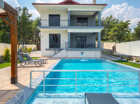 Seydikemer Villa Duru’nun geniş özel havuzu ve modern dış alanı, aileler için konforlu ve huzurlu bir villa tatili imkânı sağlıyor.