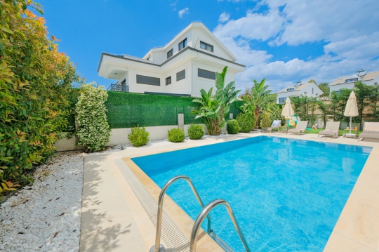 Lavitas Villa Gündüz bahçe ve havuz görüntüsü