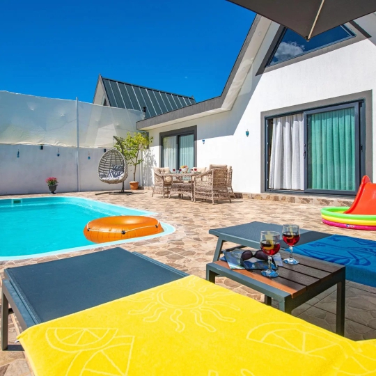 Ovacıkta bulunan Bungalov havuz başı tatil atmosferi