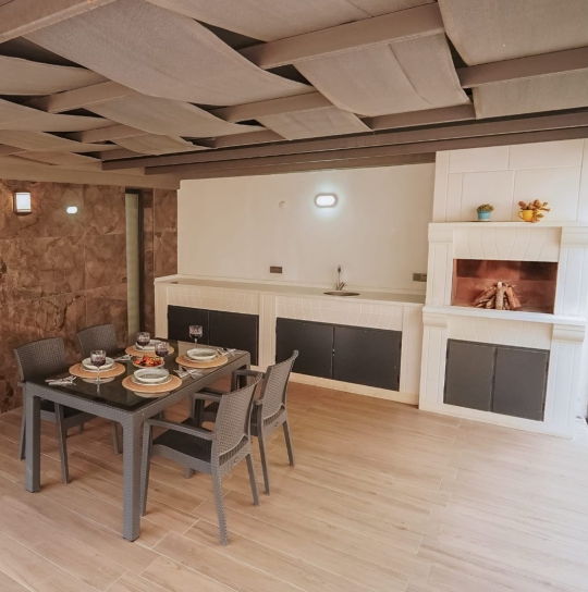 Fethiye Ovacık’ta ailelere uygun Villa Olea 2’nin bahçesinde çocuklar için oyun alanı ve geniş açık hava kullanım alanı bulunuyor.