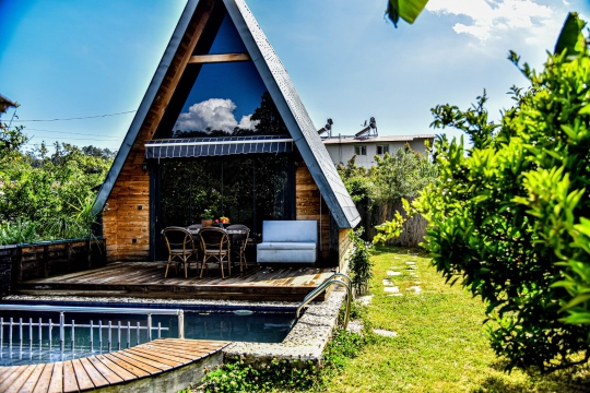 Fethiye Yanıklar Regis 1 Bungalov’un şık ahşap mimarisi, geniş terası ve doğa manzarası dikkat çekiyor.