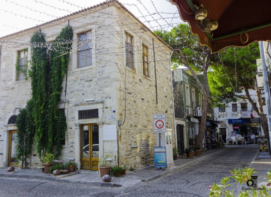 Rapala Tatil Evi | Eski Foça’da 180 Yıllık Tarihi Rum Kiralık Taş Evi