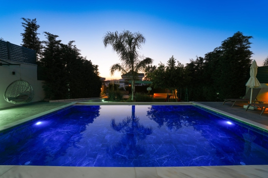 gece aydınlatmalı özel havuzu, kapalı havuz alanı ve modern mimarisiyle Fethiye Ovacık’ta keyifli bir tatil atmosferi.